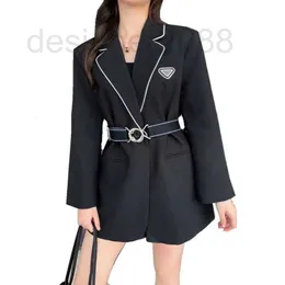 مصممة للسترات للسيدات نساء سيدات أنيقة الصوفي الأسود Blazer Girdle Classic Triangle Badge Topge and Skirt مجموعة طويلة سترة طية طية معطف Ifhu