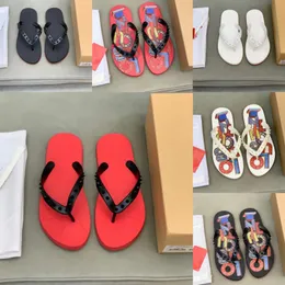 Nya mode tofflor Toppdesigner Sandaler lädernitskor utomhus anti-skidtrandskor Herringben godis bokstavskor gummi inomhus mäns och kvinnors kärlekskor