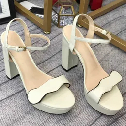 2023 Frauen Designer Sandalen Luxus High Heels Metallic Laminat Leder mittlere High Heel Sandal Summer Mode Hochzeitsschuhe Kleiderschuh 35-42 mit Kasten No261