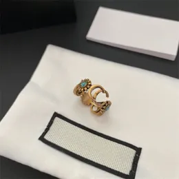 Metal Double G Letters Anello maschile di lusso Gold placcato Romantico mai Fade retrò vecchio effetto margherita Fiori affascinanti anelli di nozze di matrimonio classico Cjeweler ZB038 E23