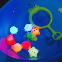 Bath Toys Baby Animais fofos Brinquedos de água nadar de borracha macia Indução de bóia luminosa Crianças Lavagem Play Funny Gift 230307