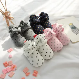 First Walkers Star Print Born Baby Socks Shoes Booties Håll varma antislip Sules Soft Cotton Floor Winter inomhus Walking