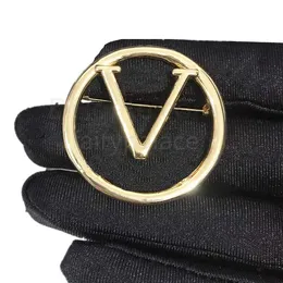 2023 homens por atacado homens designer de broche de broche fatos de moda pinos acessórios de vestido de vestido dourado diamante pérola letra letra de luxo jóias broches brechos