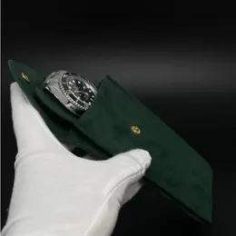 Hochwertige Uhrenbox aus Leder mit Geschenkkarte und grünem Papier oben für eine elegante Präsentation