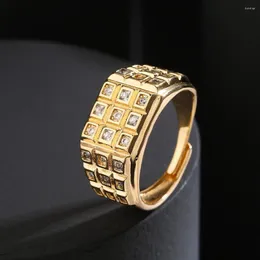 Bröllopsringar Fashion Men Copper Gold Plated Ring Iced Out Bling Pave Cubic Zirconia Geometry Charms för Valentine Day Gift