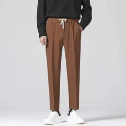 Męskie spodnie koreańskie brązowe spodnie dla mężczyzn Elastyczna talia kokska długość koktajlowa kazańca dziewięć punktów garnitur Blazery spodnie Z0306