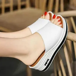 Terlik 2023 Kadın Yaz Moda Giyim Odası All-Match Muffin Alt Yamaç Seksi Kalın Sandalet Tide Ayakkabıları Kadın