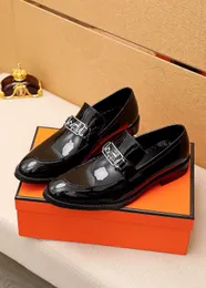 2023 Mens Formella klänningsskor Herrar Gentlemen äkta lädermärke Designer Business Oxfords Male Slip On Casual Loafers Storlek 38-45