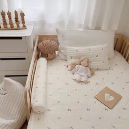 寝具セットは韓国のオリーブ刺繍のベビーキルティングシート用ベビーベッドシートコットンキッズ幼児ベッドシートベッドカバーベッドベッドベッド230309
