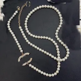 Collane di perle lunghe placcate in oro 18 carati Collana con pendente a lettera girocollo Collana da donna di lusso Accessori per gioielli da sposa