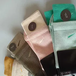 Fashion Sports Socks Women Mężczyźni śmieszne słodkie dziewczyny szkolne bawełniane hafty kolorowe kobieta Sox marka projektant 17 kolor biały czarny