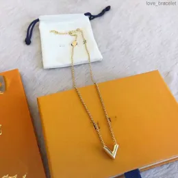 Gioielli di lusso di design Collana Bracciale Braccialetti di moda Collana in oro per la femminilità Orecchini da donna famosi di alta qualità squisita