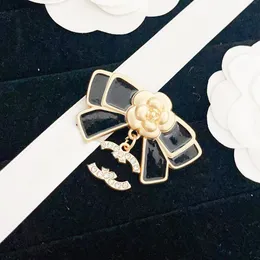 Svart 18K guldbroscher designer kvinnor älskar logo brosch våren nya helt blommor stift brosch mode mångsidiga smycken tillbehör bröllop fest gåva med låda