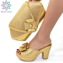 Sandálias de cor dourada sapato de senhoras italianas e bolsas decoradas com sapatos italianos de strass com bolsas combinando sapatos de verão Mulheres Party 230309