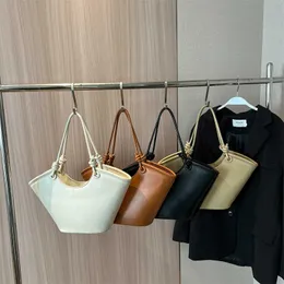 Stora tygväskor för kvinnor 2024 Vårtrenden Kvinnlig solid vintage axel sidosäck lady handväskor med kort handtag