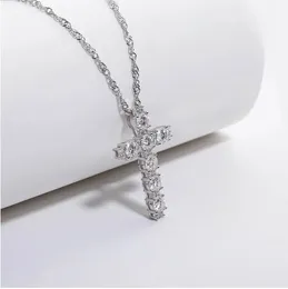 4mm D Färg Moissanite Diamond Cross Pendant Necklace 925 Sterling Silver Fine Smyckesgåvor Partihandel