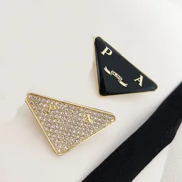 디자이너 기하학 다이아몬드 브로치 럭셔리 여성 브랜드 로고 브로치 절묘한 디자인 18k 골드 브로치 패션 스테인레스 스틸 솔리드 컬러 핀 사랑 선물 쥬얼리