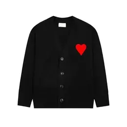 Kvinnors tröjor Paris Fashion Womens Knits Tees Designer Sticked tröja broderad röd hjärta fast färg Big Love V Neck Coat Over Size XL 7O5J