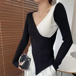 女性のブラウスブラックホワイトパッチワークスキニー韓国サイドスプリットファッションブラウスレディーストップス秋ラップ V ネックリブニット
