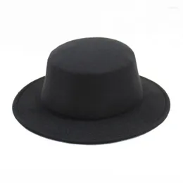 Berets Ladies Fedora Solid Color Faux Wool Hepburn Gentleman Jazz Hat Elegancki angielski z szerokim rondem Czapki z melonikiem i damskimi melonikami