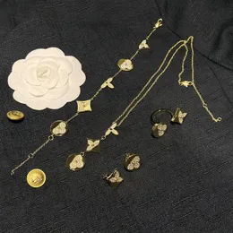 Conjunto de brincos de colares de grife Ouro 18k Pulseira de marca com logotipo de menina Colar de presente Jóias Anel de amor romântico Brincos de pérola com caixa Acessórios de primavera