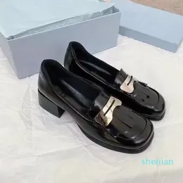 le scarpe formali con nappe dalla suola spessa aggiungono un senso alla moda con piccole decorazioni in metallo in pelle nel design in stile college