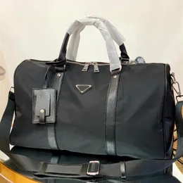 Mode svart nylon duffle påse 42 cm designers bagagepåsar män kvinnor axel resor sportväska stor kapacitet vattentät duffel b2032