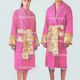 2023 디자이너 남자 여자 로브 패션 목욕 가운 캐주얼 해변 의류 고급 럭스 레터 인쇄 셔츠 긴 슬리브 유럽 미국 바로크 드레스 이미지 인쇄 핑크