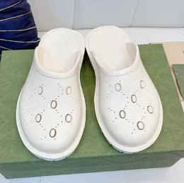 Varumärkesdesigner kvinnors plattform perforerade g sandal tofflor gjorda av transparent material fashionabla sexiga härliga soliga strand män skor med box eu35-45 331