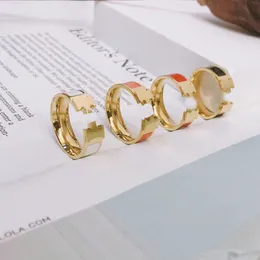 Fyra färger smycken designer band ringer kvinnor man älskar svarta charms bröllop leveranser 18k guld pläterad rostfritt stål ring fin finger ring präglade stämpel breda män