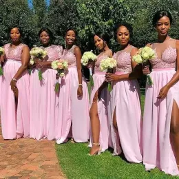 2023 Pink Bridesmaid Dresses Jewel Neck Chiffon Sleeveless Side Slit Lace Applique Beach Plus Size Wedding Guest Gowns Custom Made Formal Evening Wear