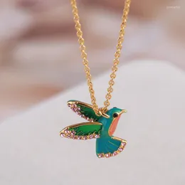 Kedjor europeiska och amerikanska smycken grossist emalj glasyr färgglad tredimensionell kolibri hänge flygande fågelhalsband