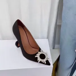 Moda kadın yüksek topuklu sandalet ayakkabıları lüks marka tasarım sivri ayak parmakları ayçiçeği kristal toka süslemeli çivili sandal yaz partisi seksi kadın ayakkabı