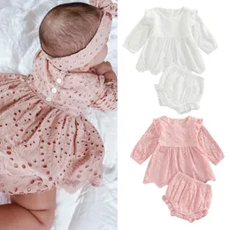 Kläderuppsättningar härliga födda babyflickor Kläder set 024m solid ihåliga ut rufsar långärmad veckade klänningskort blommor bomullskläder 230311