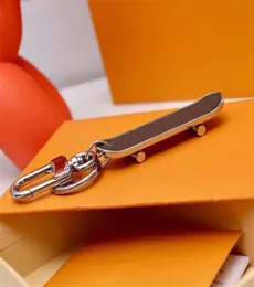 Märke skateboard nyckelringar rostfritt stål kreativt designad nyckelring brun svart hänge tillbehör med ruta 949a2187809