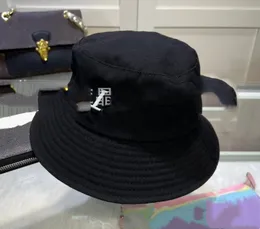 유럽 ​​및 미국 디자이너 편지 버킷 모자 사례 전면 및 후면 기계 자수 버킷 모자 남자와 여자 간단하고 세련된 성격 버킷 모자