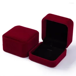 Ювелирные мешочки 7x7x4cm Оптовые бархатные кольцевые подарки коробка винтаж Свадьба предлагает обручальные коробки