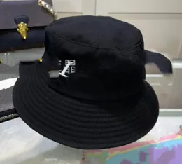 Оптовая дизайнерская буква буква шляпа четыре сезона передняя и задняя вышивка в ковша шляпы мужчины и женщины простая и стильная личность шляпа ведра