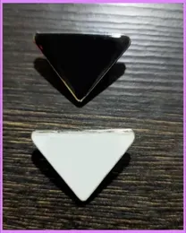 Lettera a triangolo in metallo Boglioni femminile Triangle Stupt Stup Pin White Black Fashion Gioielli Accessori Designer G223176F8372665