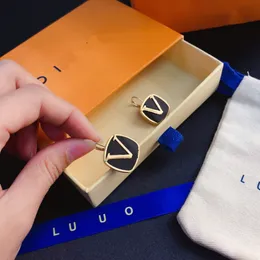 Lüks Tasarımcı Kolye Küpe Seti 18K Altın Plakalı Bilezik Moda Mektubu Kolye Kolyeleri Cazibe Kadınlar Küpe Narin Tasarım Takımı Kutu ile SEVİYORUM