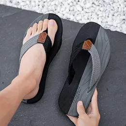 Sandallar nefes alabilen düz ayakkabılar erkekler için kaymaz kauçuk taban moda dış mekan gündelik büyük boyut 472023 flip floplar yaz