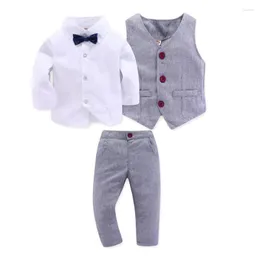 Kläderuppsättningar skjorta set för barnpojkeutrustning Formella kläder av hög kvalitet gentleman grå väst långärmade vita byxor