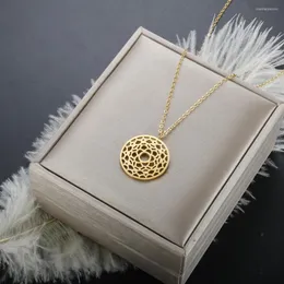 Collane con ciondolo Fiore del sole Collana rotonda cava fortunata Acciaio inossidabile placcato oro Maglione Gioielli Anno Festa di compleanno Regalo di moda