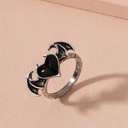 Solitaire Ring Retro Angel Wings Black Heart Rings for Women Fashion Gradient Crystal Zircon Cutout Double Heart Open Rings Finger Jewel Gift Z0313