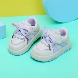 Pierwsze spacerowe Spring Baby Buty skórzane dzieci dzieci swobodne buty miękkie małe chłopcy na zewnątrz tenis mody trampki 230314