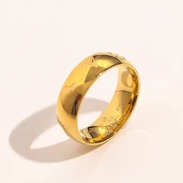 Lüks Takı Tasarımcı Yüzükleri Kadınlar Sevgi dolu Düğün Malzemeleri 18K Altın Kaplama Paslanmaz Çelik Yüzük İnce parmak Yüzüğü Kabartmalı Damga Geniş Erkekler