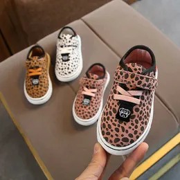 Flat Buty Leopard Sneakers dzieci płócienne dziewczęta jesienne oddychające modne dzieci dla chłopców swobodne buty sportowe 1-6 lat p230314