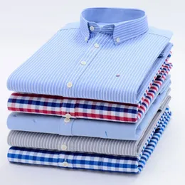 Camisas casuais masculinas de manga longa masculina Oxford xadrez listrado de camisa casual de gola frontal de gola de botão regular de gola de botão grossa