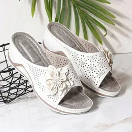 Slipare kvinnors tofflor Casual Flower Hollow Wedge Beach Shoes Outdoor Fashion Platform Bekväma icke-halk Sandaler Chinelo Macio 230314