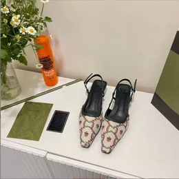 2023 Luxus-Damen-Slingback-Sandalen mit Pump-Aria-Slingback-Schuhen werden in schwarzem Mesh mit funkelndem Kristallmotiv präsentiert. Schnallenverschluss hinten, Größe 35–40